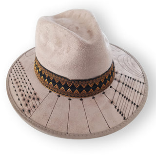 Sombrero de gamuza con pirograbado de líneas y cinta ancha