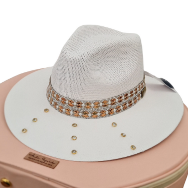 Sombrero blanco con cinta de pedrería y aplicaciones en la solapa