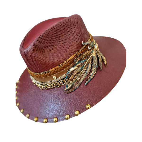 Sombrero marrón con cintas y detalle de pluma