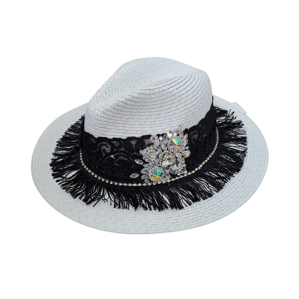 Sombrero blanco con cinta de encaje negro con flecos y aplicación de pedrería