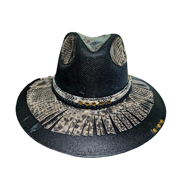 Sombrero negro con flecos de animal print