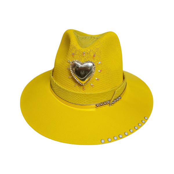 Sombrero amarillo con corazón plateado