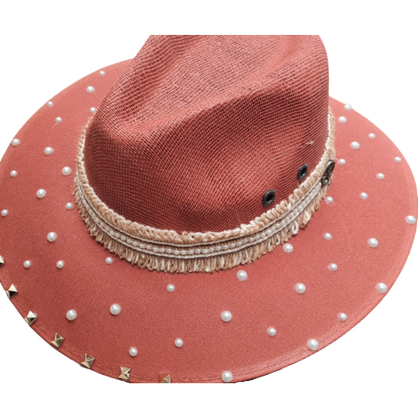 Sombrero rosa palo con decorado a mano de perlas y broches