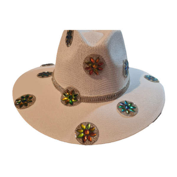 Sombrero con flores de cristal de varios colores