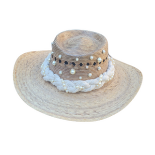 Sombrero con aplicaciones de perlas y trenza blanca