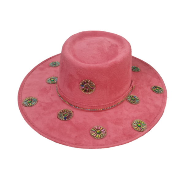 Sombrero de gamuza color rojo claro de ala plana con aplicaciones de flores de cristales