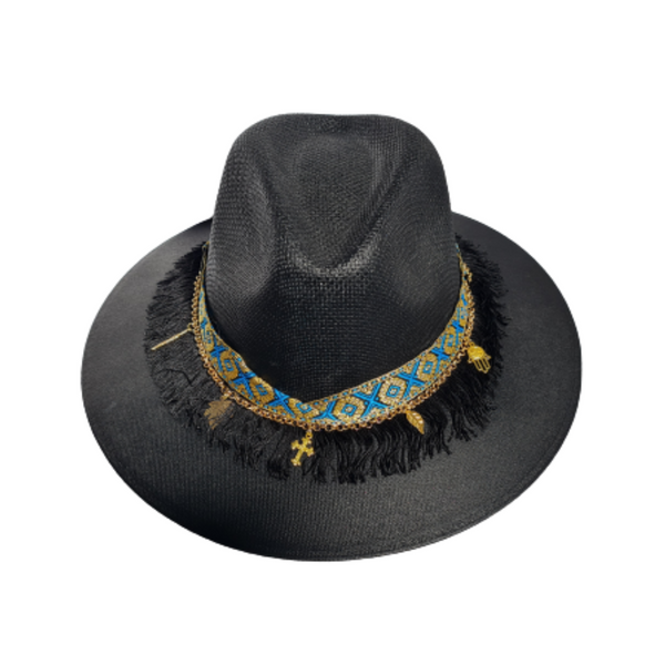 Sombrero negro con cinta azul y dorado cadena con dijes dorados y flecos negros