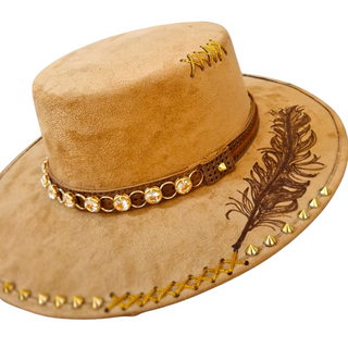 Sombrero de gamuza con pirograbado y pedrería