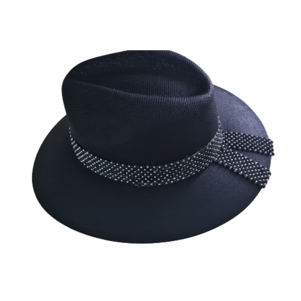 Sombrero negro con cinta del mismo color con cuentas metálicas