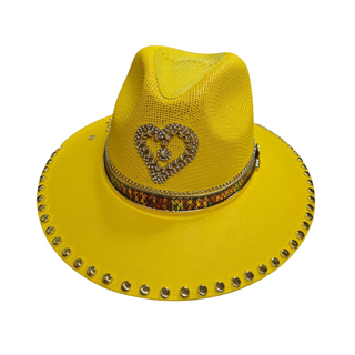 Sombrero amarillo con corazón de pedrería