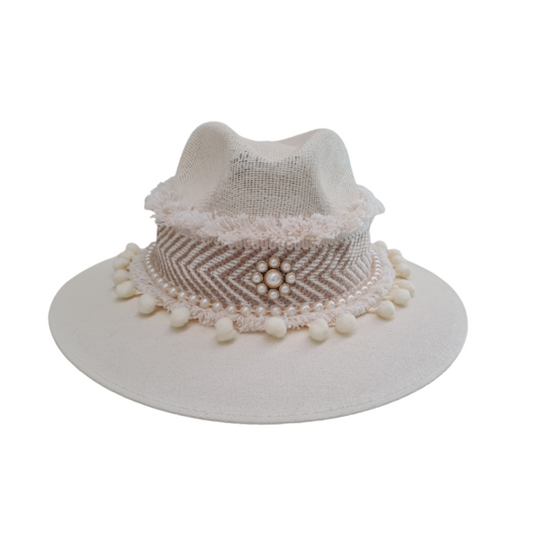 Sombrero blanco con cinta gruesa en chevron café claro con borlas y flecos cortos y aplicaciones de pedrería