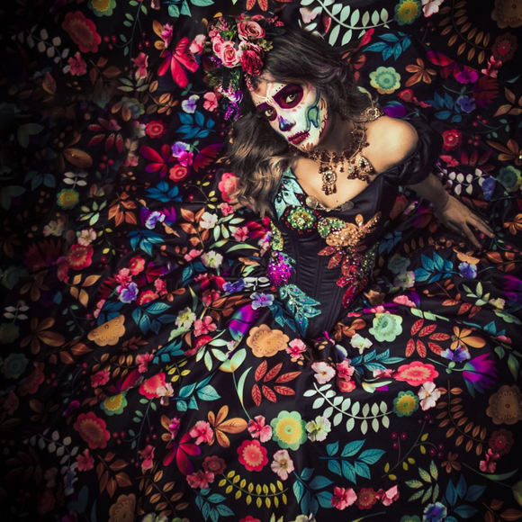 Vestido de corset negro con flores multicolor