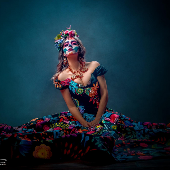 Vestido de corset negro con flores multicolor