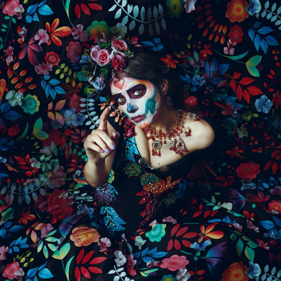 Vestido de corset negro con flores multicolor