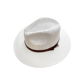 Sombrero blanco con banda café oscuro