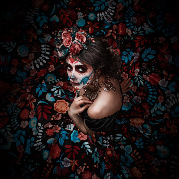 Vestido de corset negro con flores multicolor