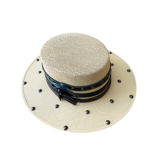 Sombrero plano con triple cinta y aplicaciones en la solapa