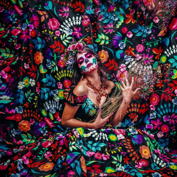 Vestido de corset negro con flores multicolor