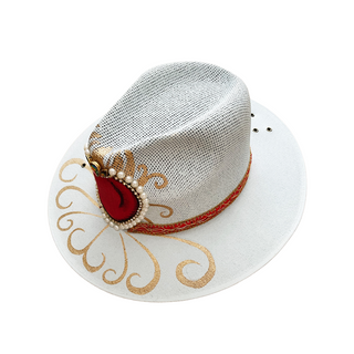 Sombrero blanco pintado a mano corazón rojo y decorado con cristales y perlas