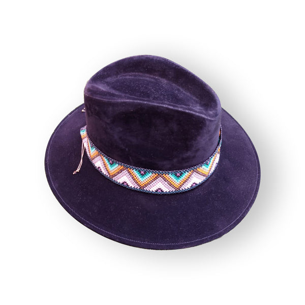 Sombrero de gamuza negro con cinta de chaquira