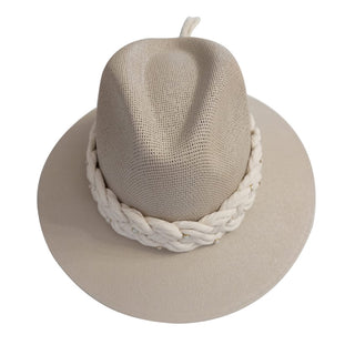 Sombrero con cinta macramé y pedrería
