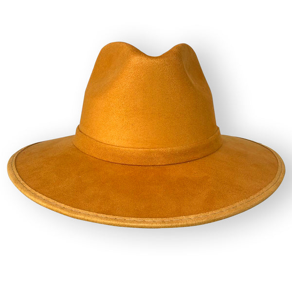 Sombrero amarillo de gamuza