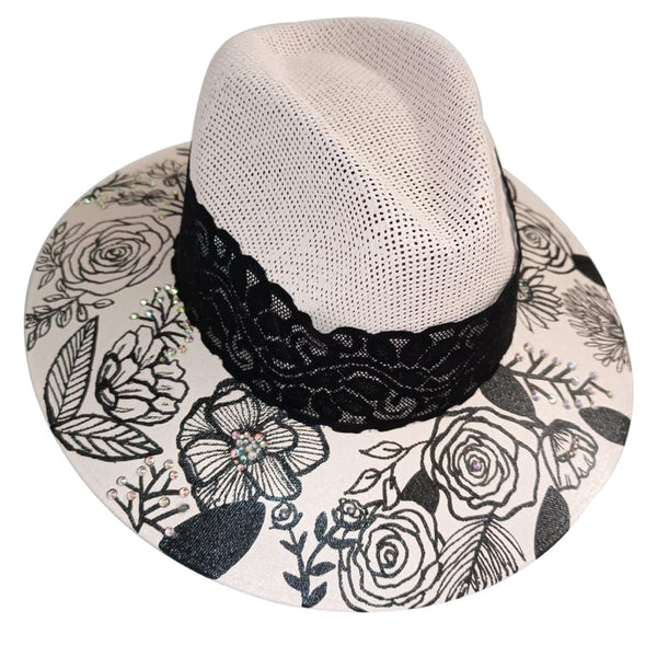 Sombrero blanco con encaje negro pintado a mano