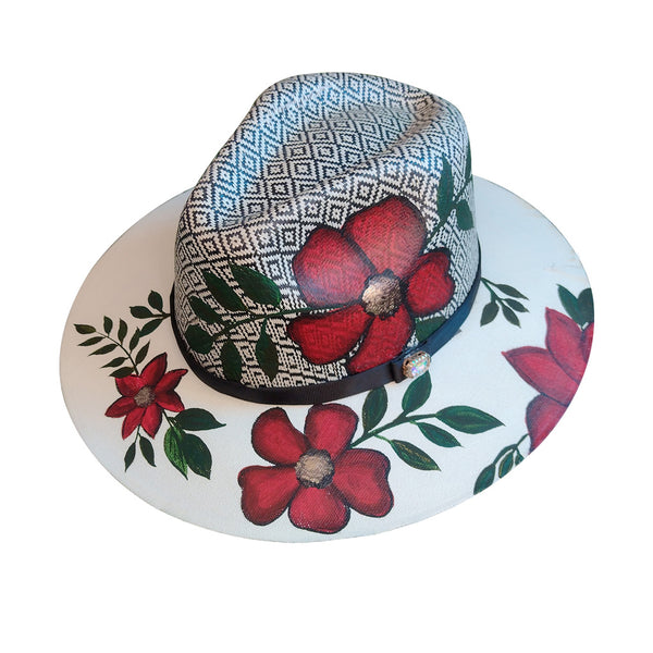 Sombrero pintado a mano con flores rojas