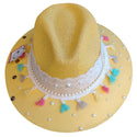 Sombrero amarillo con encaje y borlas de colores