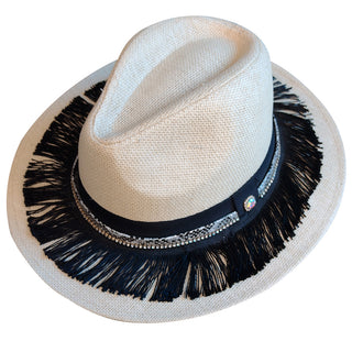 Sombrero con flecos negros y cinta de pedrería