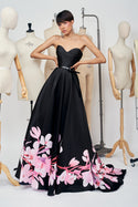 Vestido negro con estampado floral y escote corazón