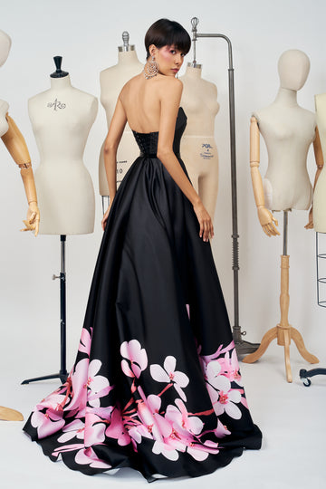 Vestido negro con estampado floral y escote corazón - 0