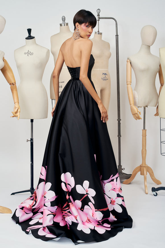 Vestido negro con estampado floral y escote corazón