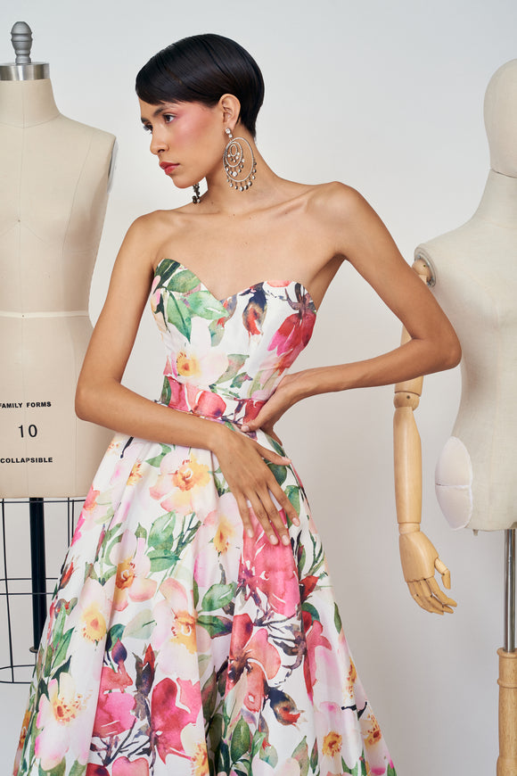 Vestido jardín de flores con escote corazón