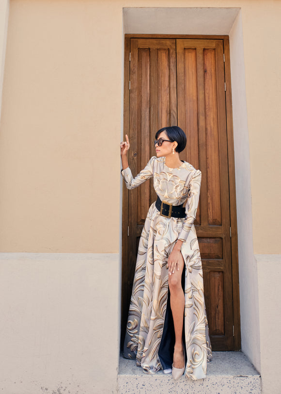 Vestido maxi blanco de manga larga con estampado ocre