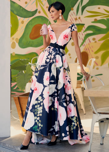 Vestido negro con rosas y escote en V