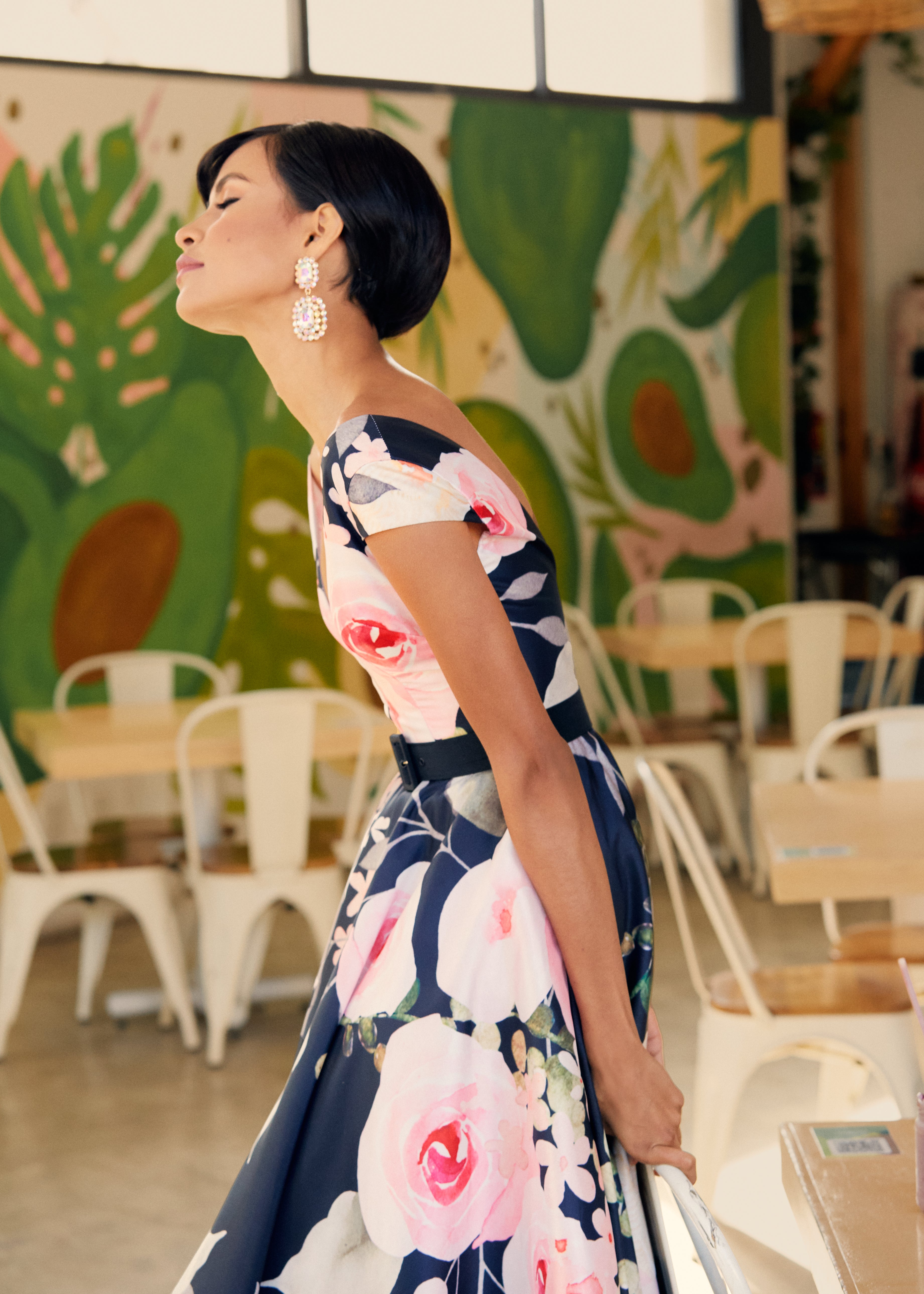 Black dress with roses and V neckline - 0