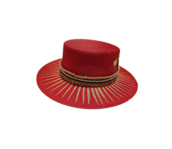 Sombrero rojo decorado a mano
