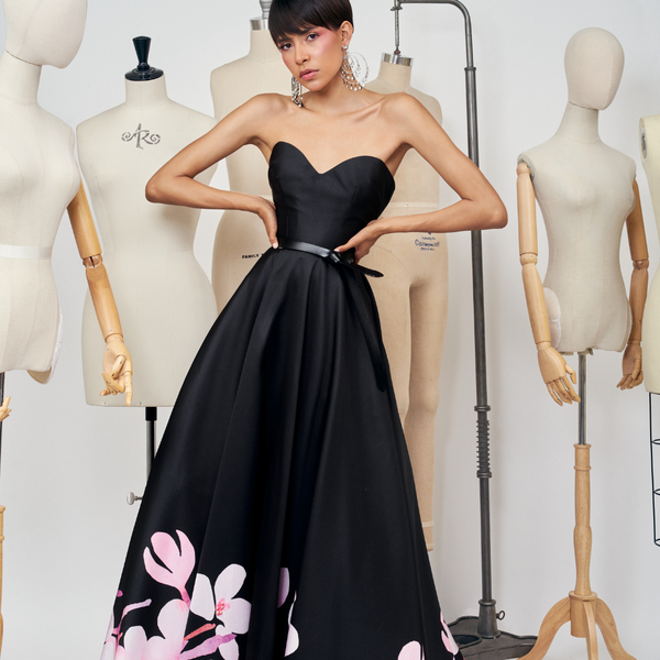Vestido negro con estampado floral y escote corazón