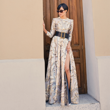 Vestido maxi blanco de manga larga con estampado ocre