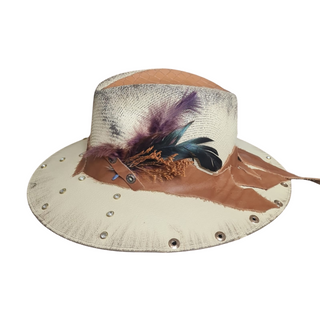 Sombrero decorado con plumas
