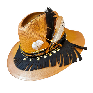 Sombrero con flecos negros y plumas
